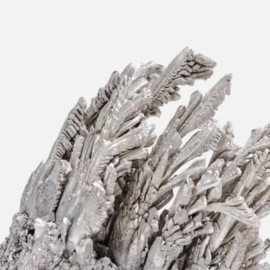 Cristales de magnesio de aspecto metálico sobre fondo claro, ilustrativos del magnesio bisglicinato de Dive Dreamer