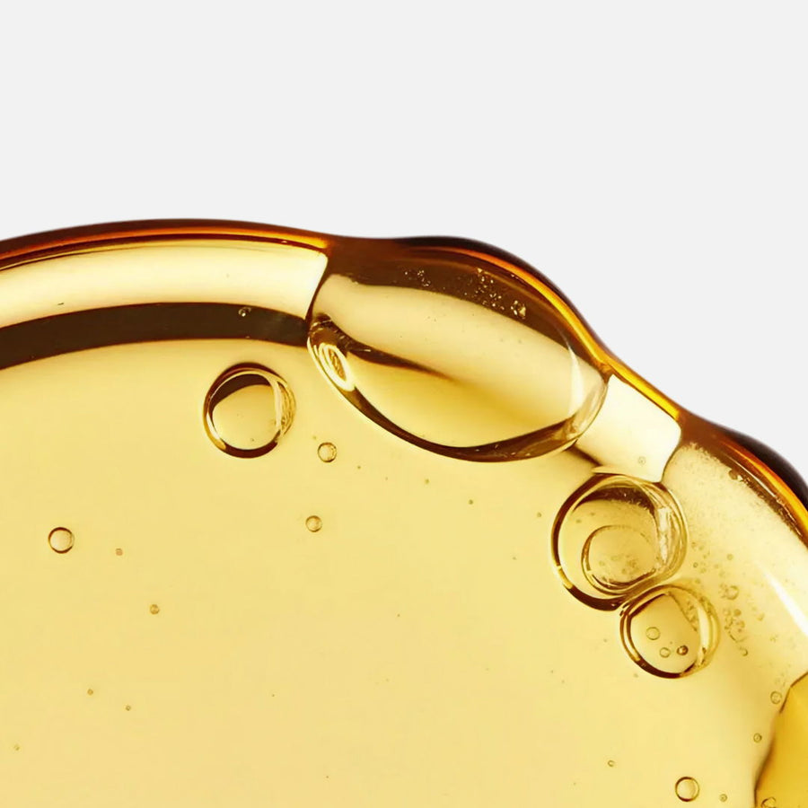 Líquido dorado con burbujas en primer plano sobre fondo claro, imagen ilustrativa de la vitamina B6
